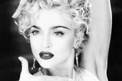 Quelle célèbre chanson de Madonna de 1990 possède un clip en noir et blanc réalisé par David Fincher ? 